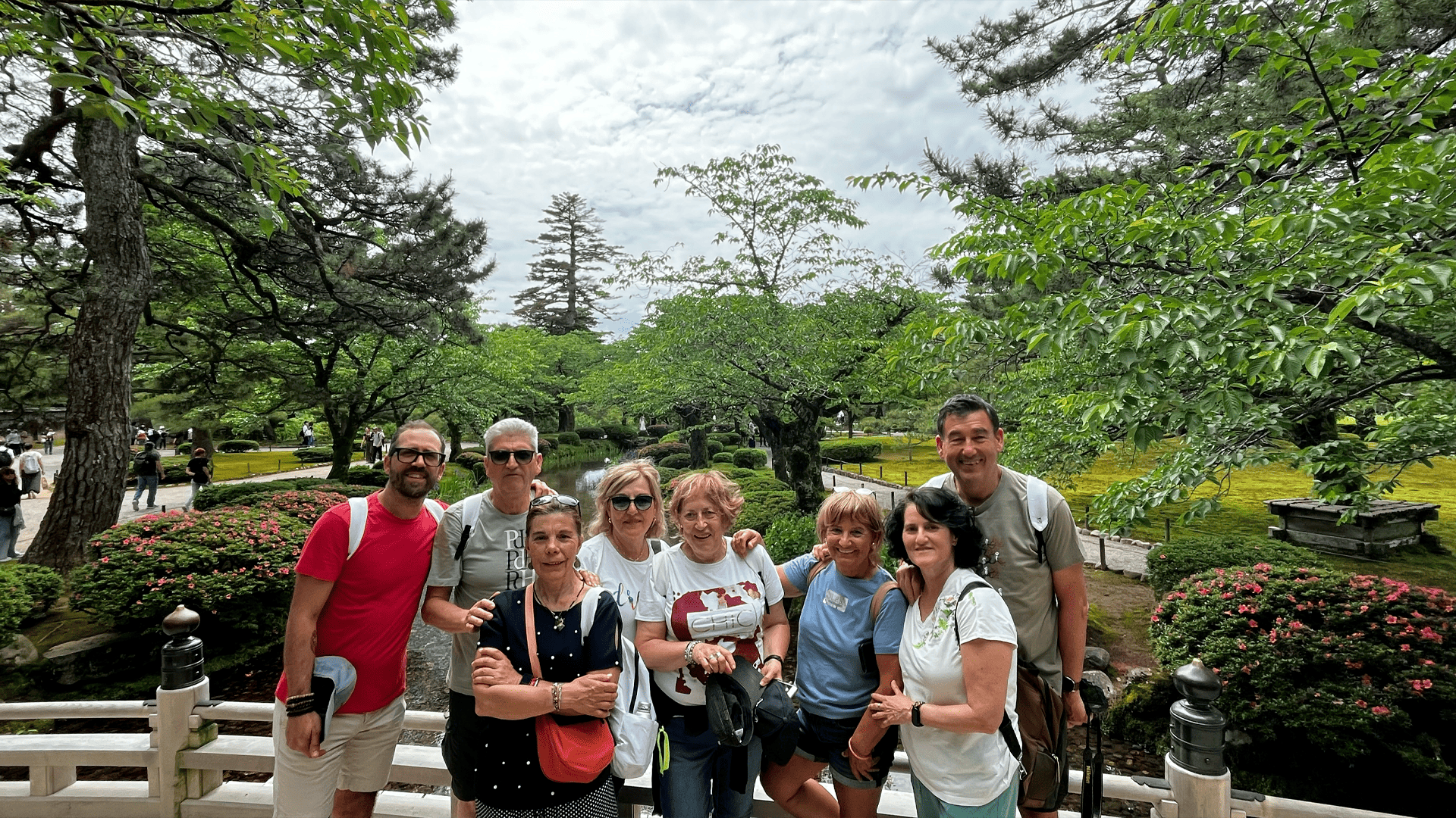 Grupo NOVAV paseando por un jardín tradicional