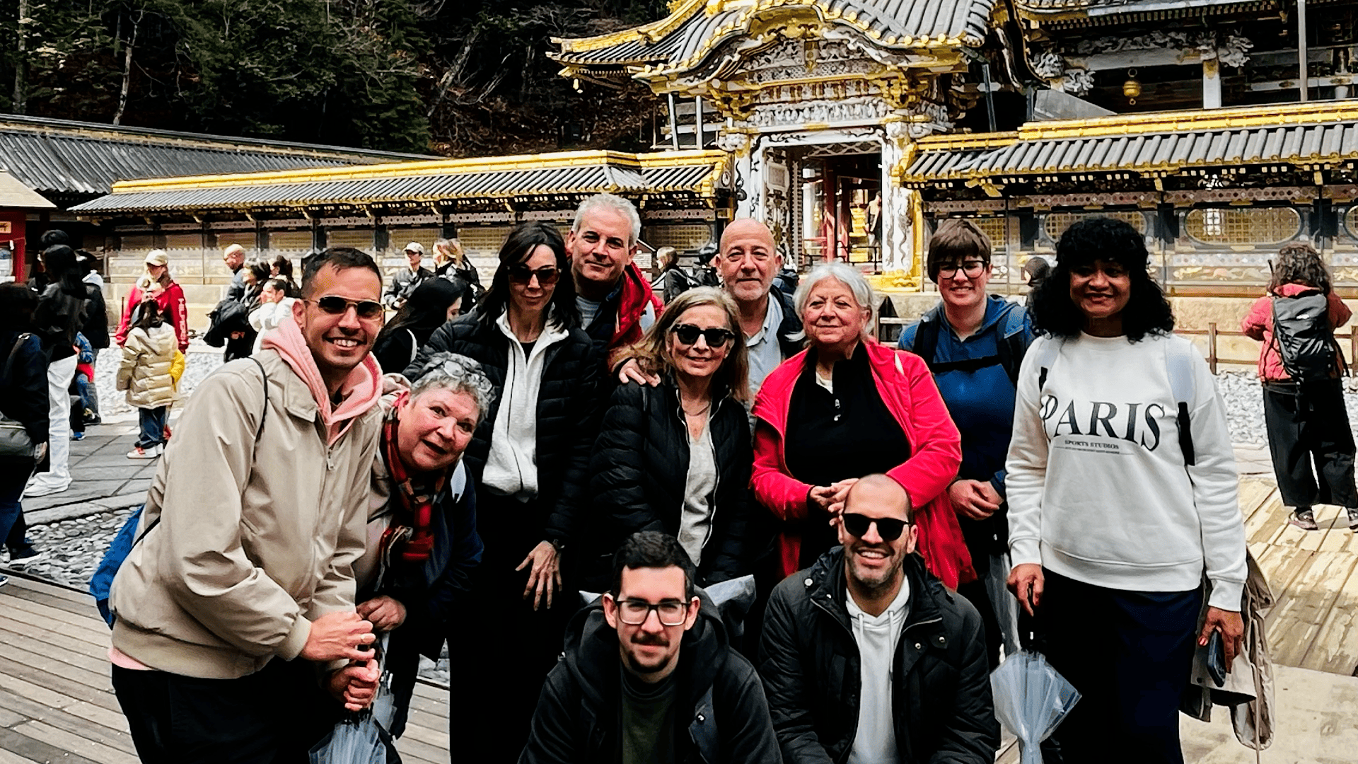 Grupo NOVAV ante la puerta Yomeimon de Nikko