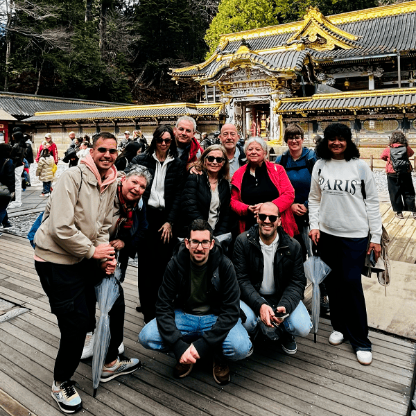 Grupo NOVAV en un templo dorado de Nikko